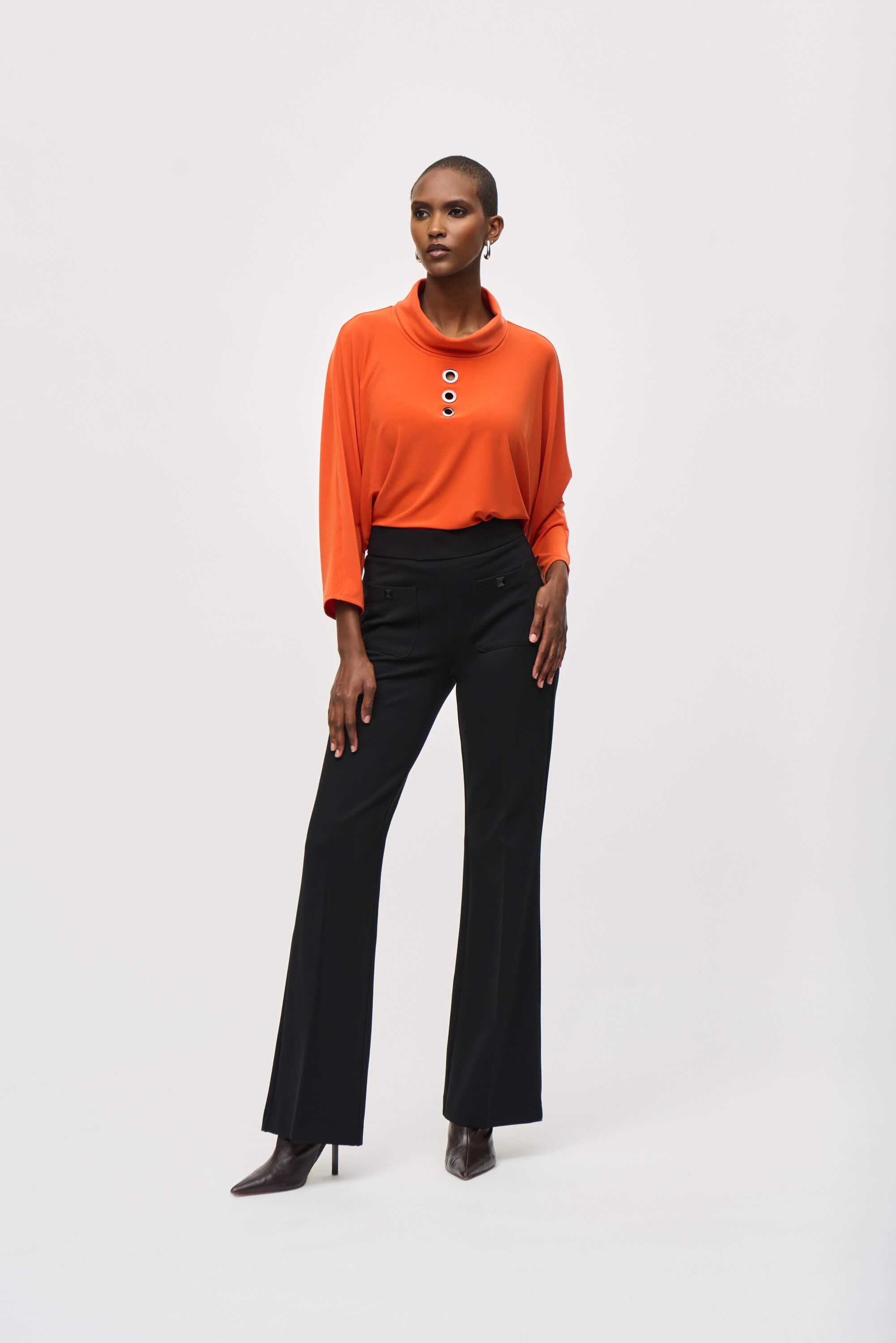 Top de corte boxy en punto sedoso con ojales - 243159