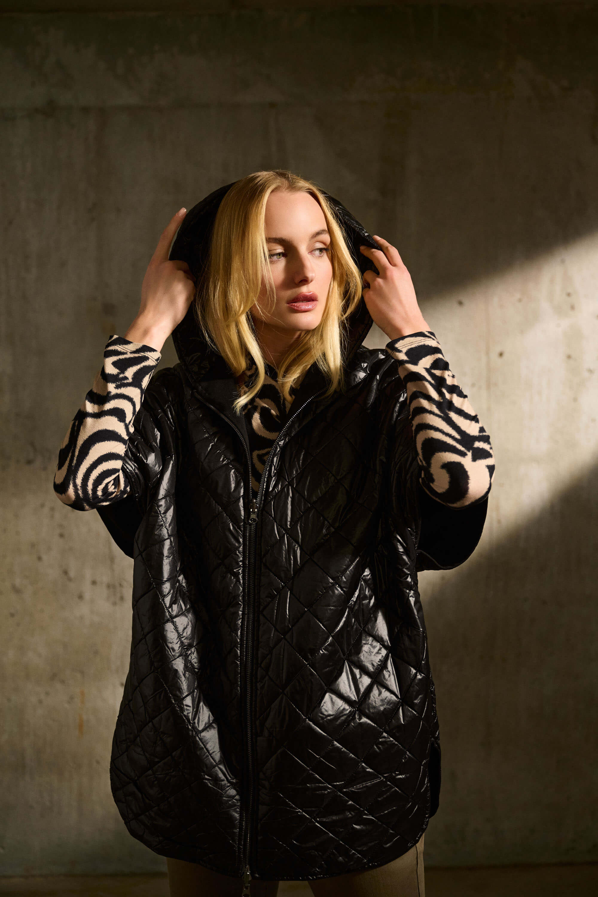 Capa reversible de punto grueso con capucha - 243906