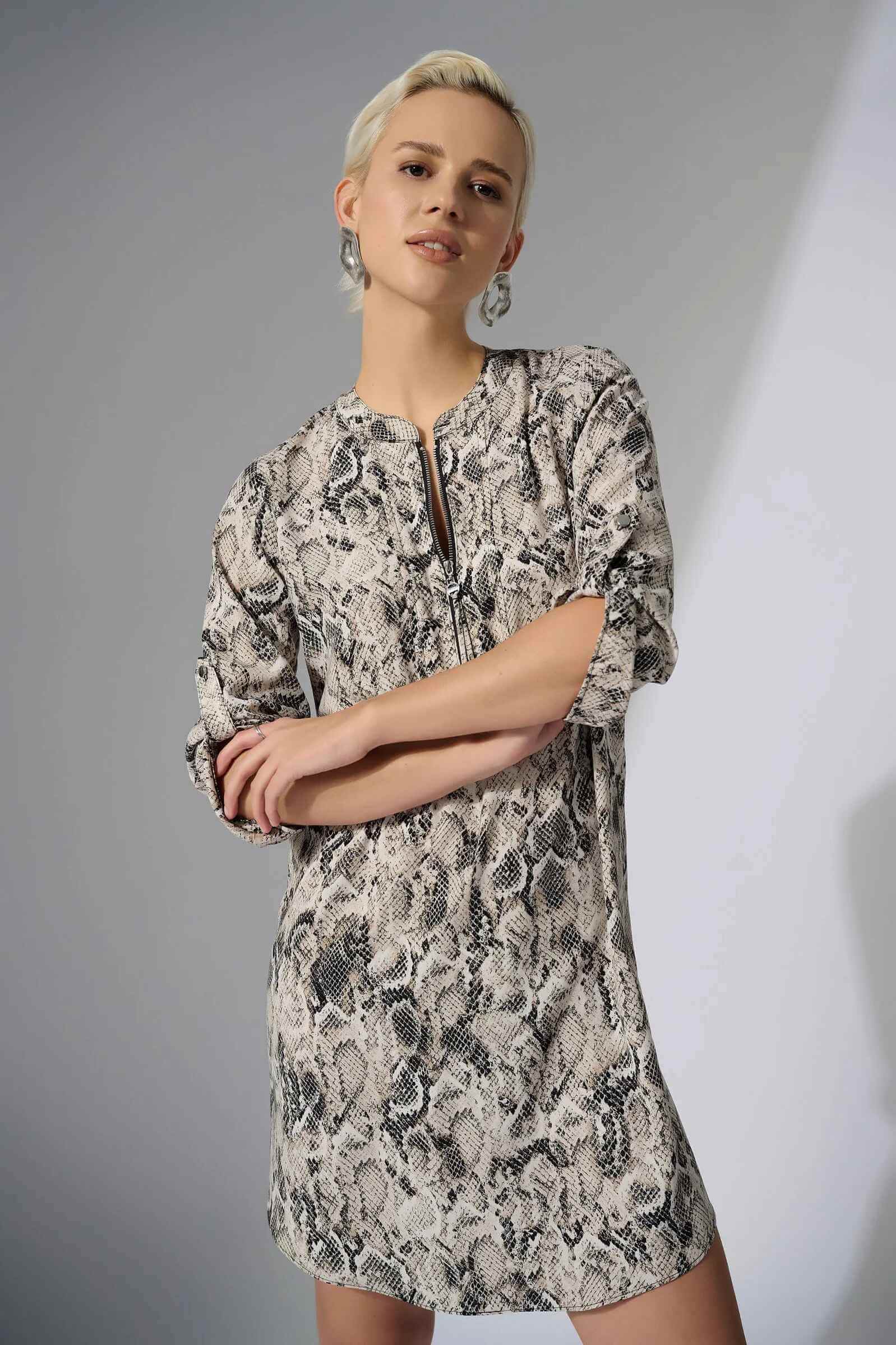 Mini Vestido Snakeskin con Zipper y Cuello Mao - 252240