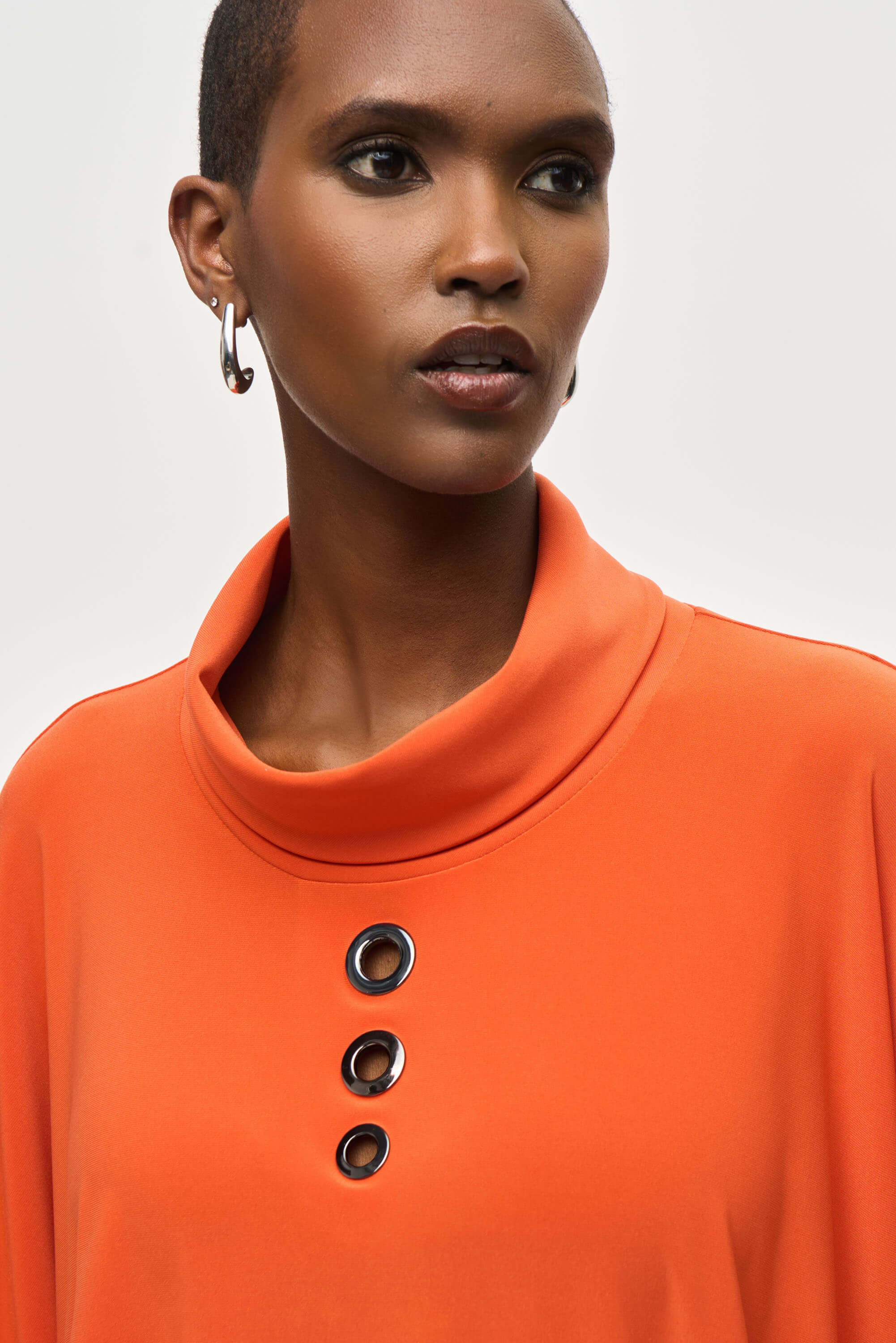 Top de corte boxy en punto sedoso con ojales - 243159