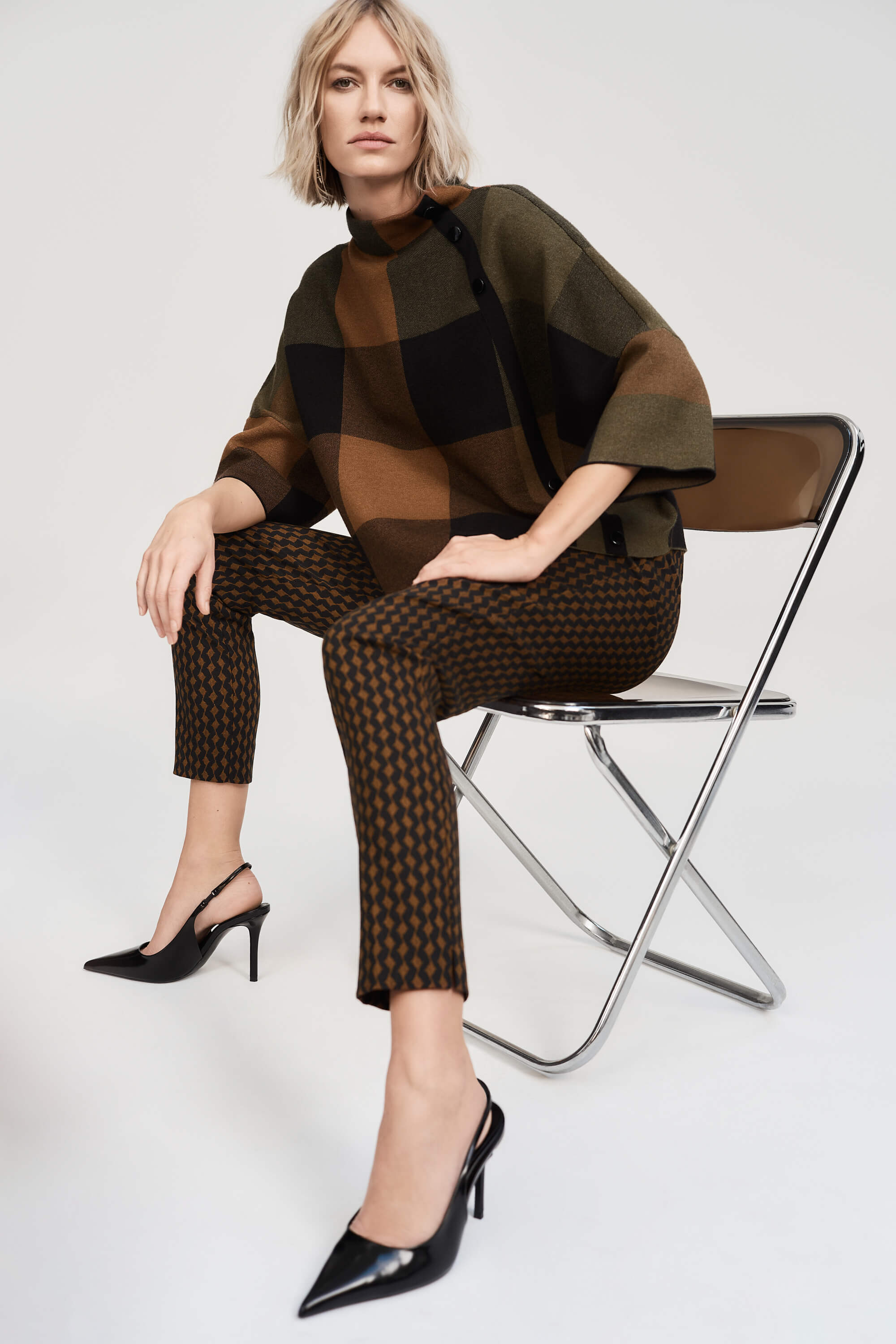 Pantalones ajustados de tejido jacquard con estampado abstracto - 243306