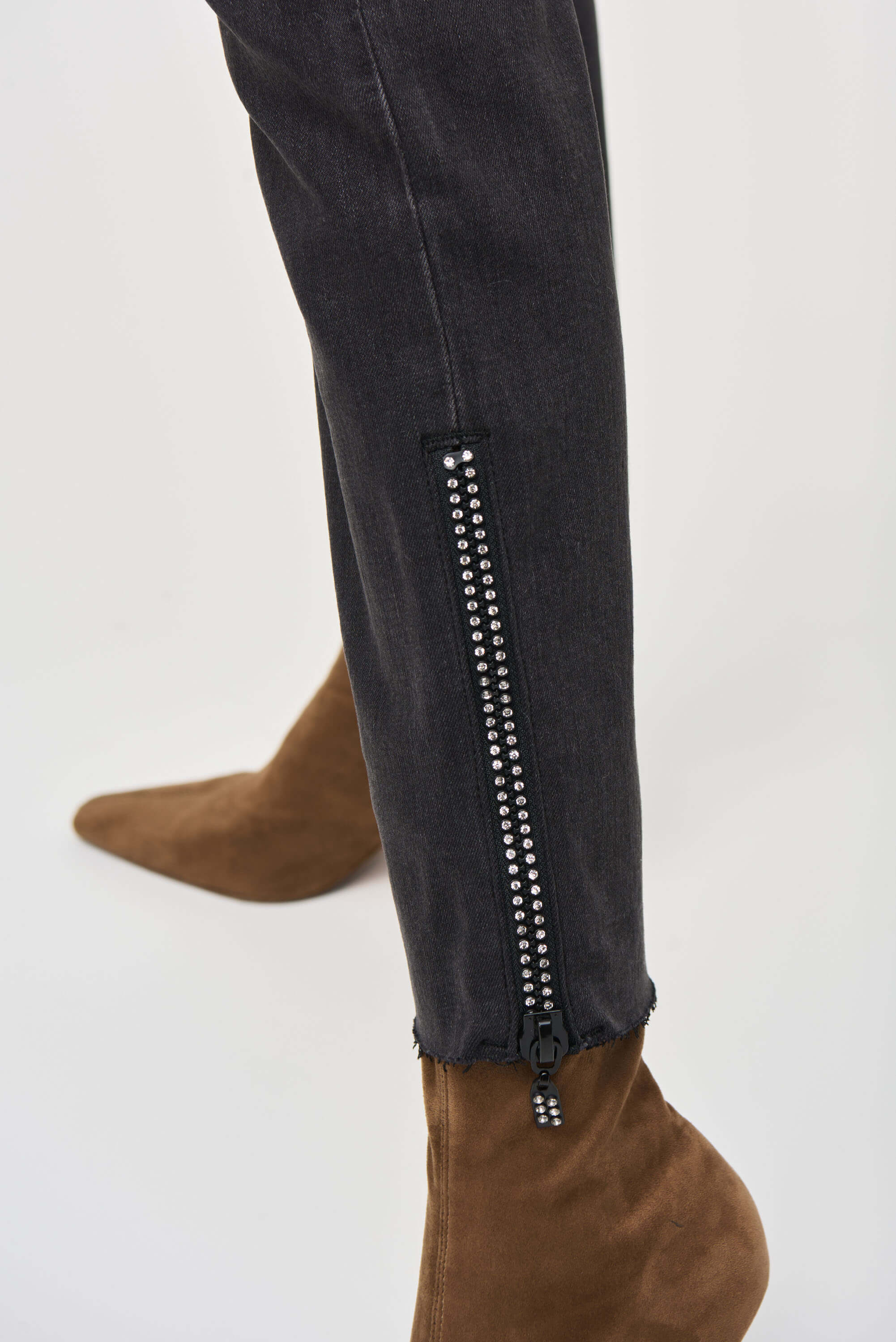 Pantalones vaqueros con pedrería y detalle de malla - 243914