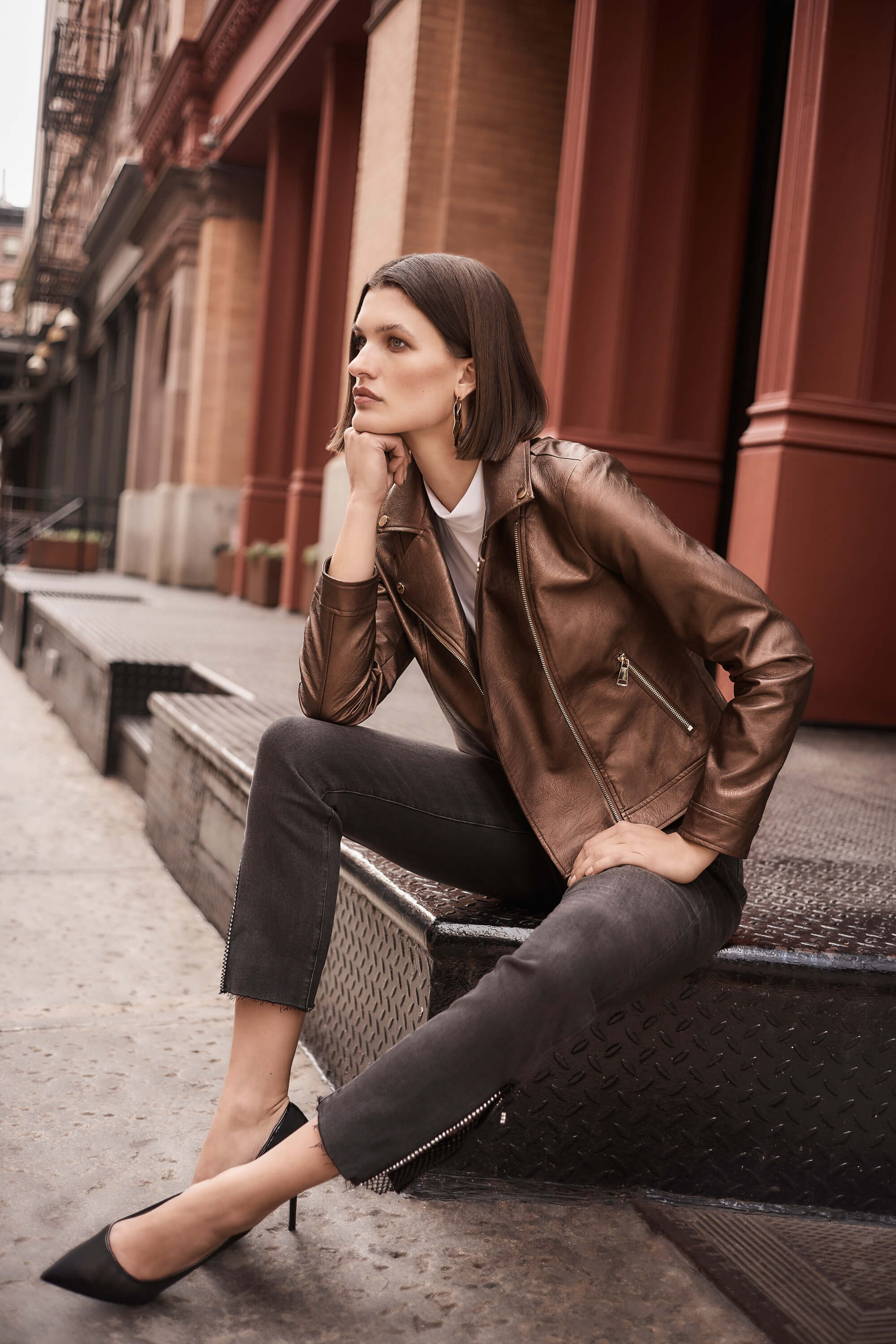 Pantalones vaqueros con pedrería y detalle de malla - 243914