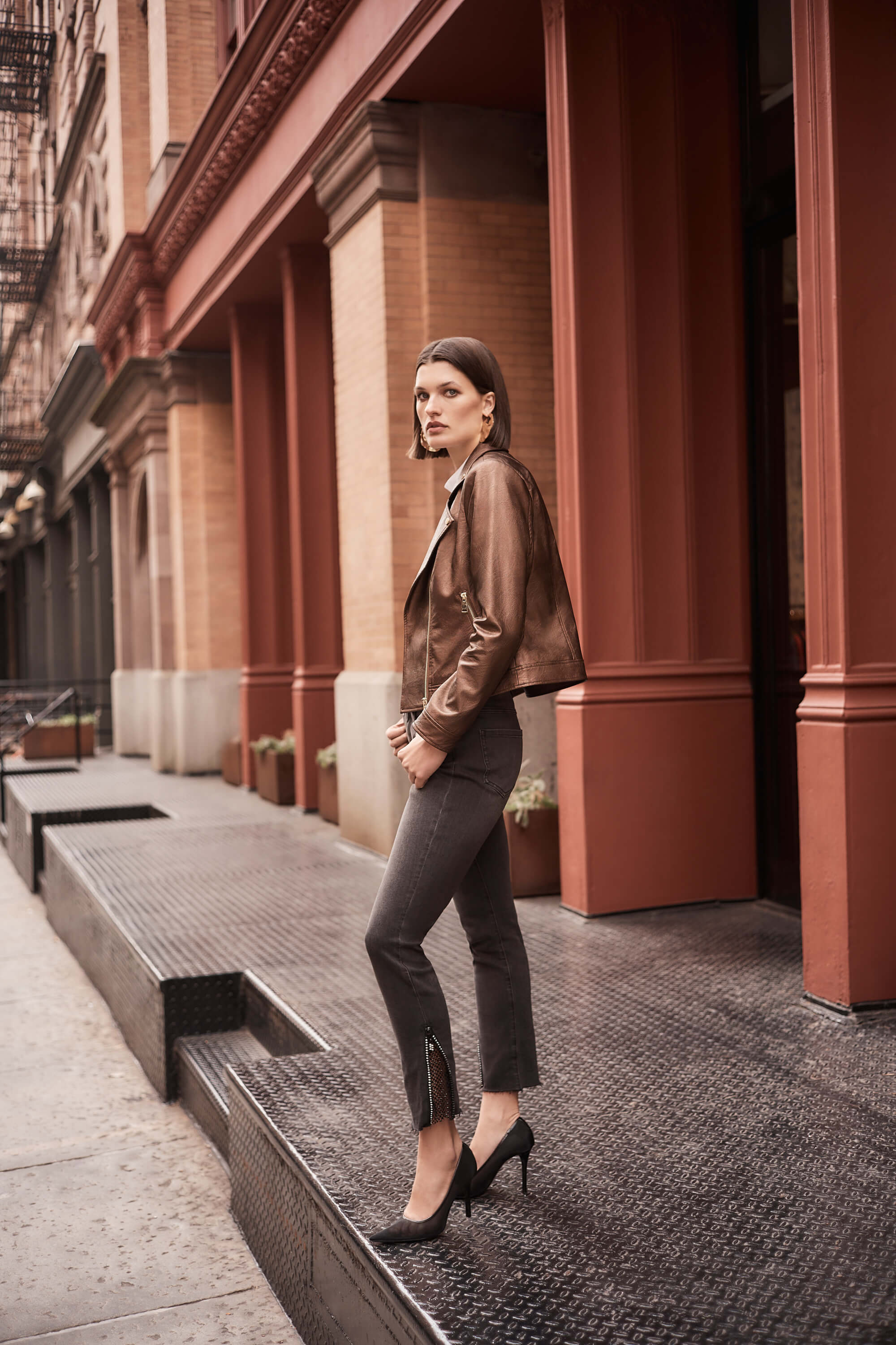 Pantalones vaqueros con pedrería y detalle de malla - 243914