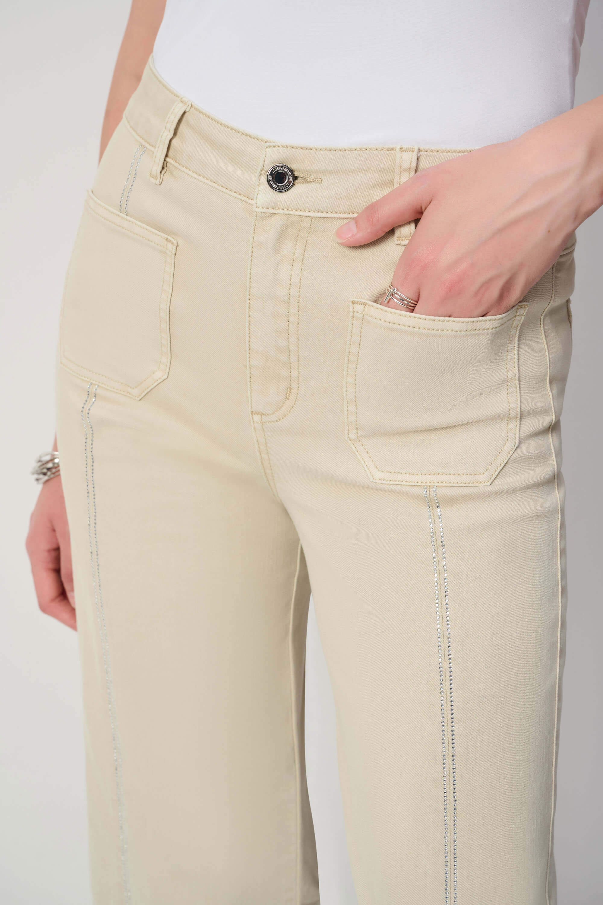Joseph Ribkoff 251901 | Detalle de costura decorada en jeans culotte