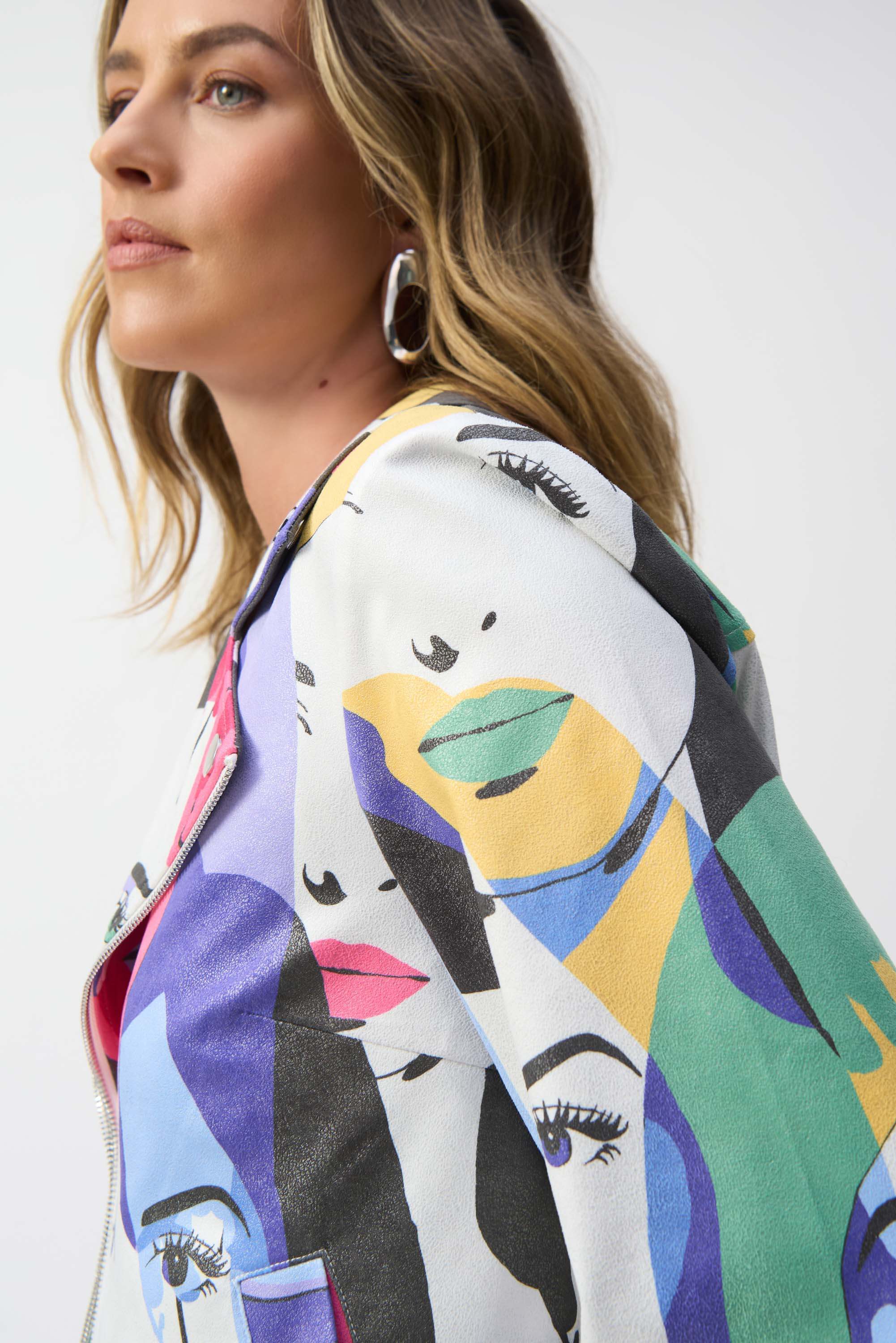 Joseph Ribkoff 251909 | Detalle de estampado caras en chaqueta