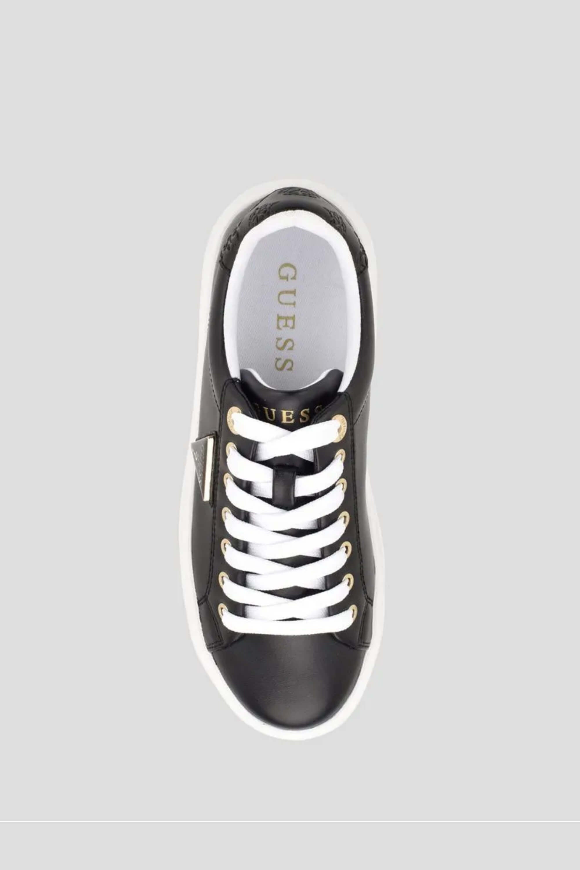 Vista superior tenis GUESS Denesa 3 con detalle de agujetas