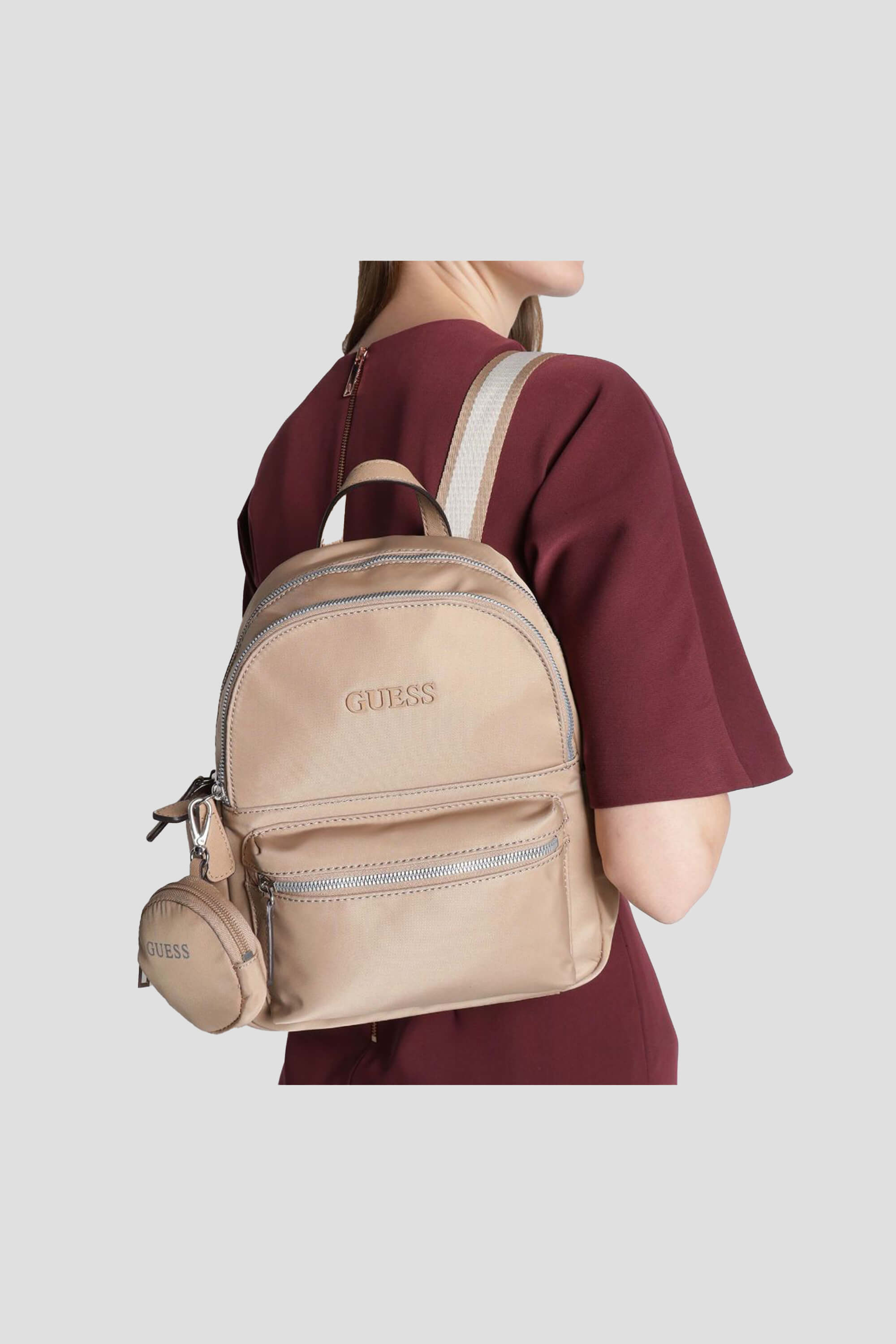 Guess BB927330 | Detalle de cierre en mochila casual beige