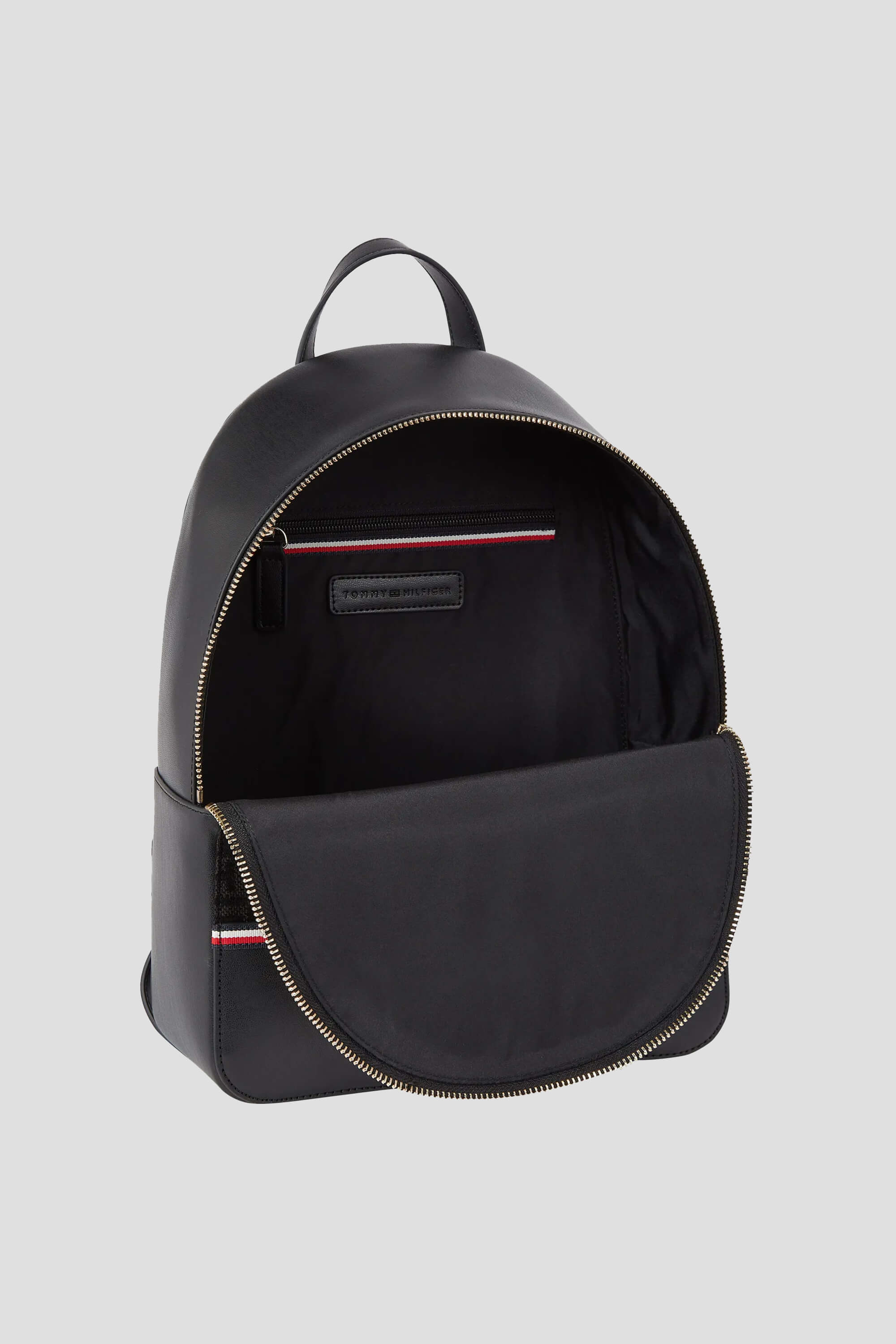 Tommy Hilfiger IM LATAM | Detalle de compartimento interior con cremallera