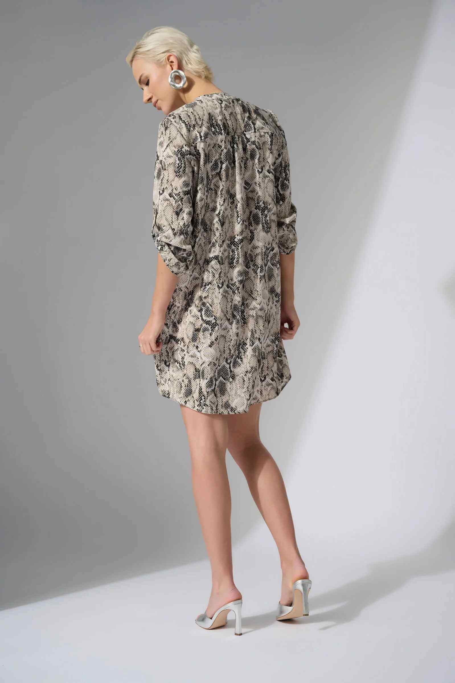 Mini Vestido Snakeskin con Zipper y Cuello Mao - 252240
